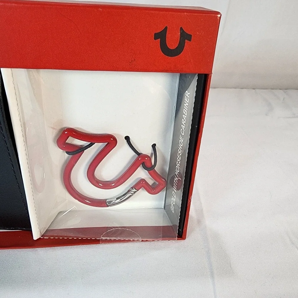 Mens True Religion Black/Red Altro Leather Bifold And Horseshoes Carabiner New